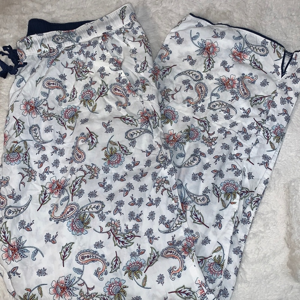 Large Victoria’s Secret lightweight paisley print pajama pant